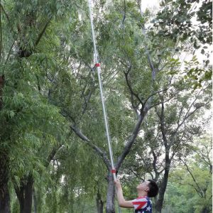 thao tác kéo cắt cành trên cao dây giật